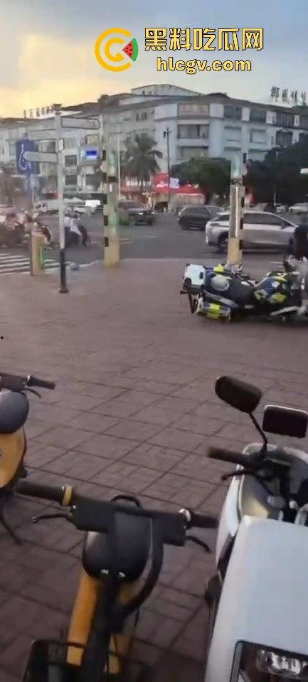 全国猛人集锦！拿刀挑衅警察还真不怂，结果被摁倒秒怂，真当自己是武林高手？  第10张