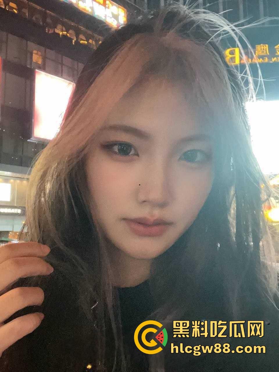 南京财经大学精神小妹【林菲菲】开裆黑丝骑乘被怼脸拍，害羞问录多久，清纯黑长直配全自动女上位！  第1张