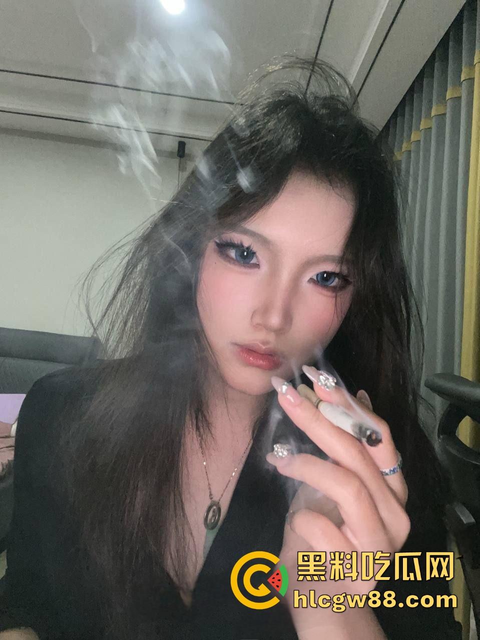 南京财经大学精神小妹【林菲菲】开裆黑丝骑乘被怼脸拍，害羞问录多久，清纯黑长直配全自动女上位！  第2张