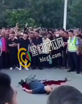 从此再无松原舞王 一代舞王就此陨落 网传喜欢穿貂夹皮包跳舞 勾引人妻 被当街捅死！  第5张