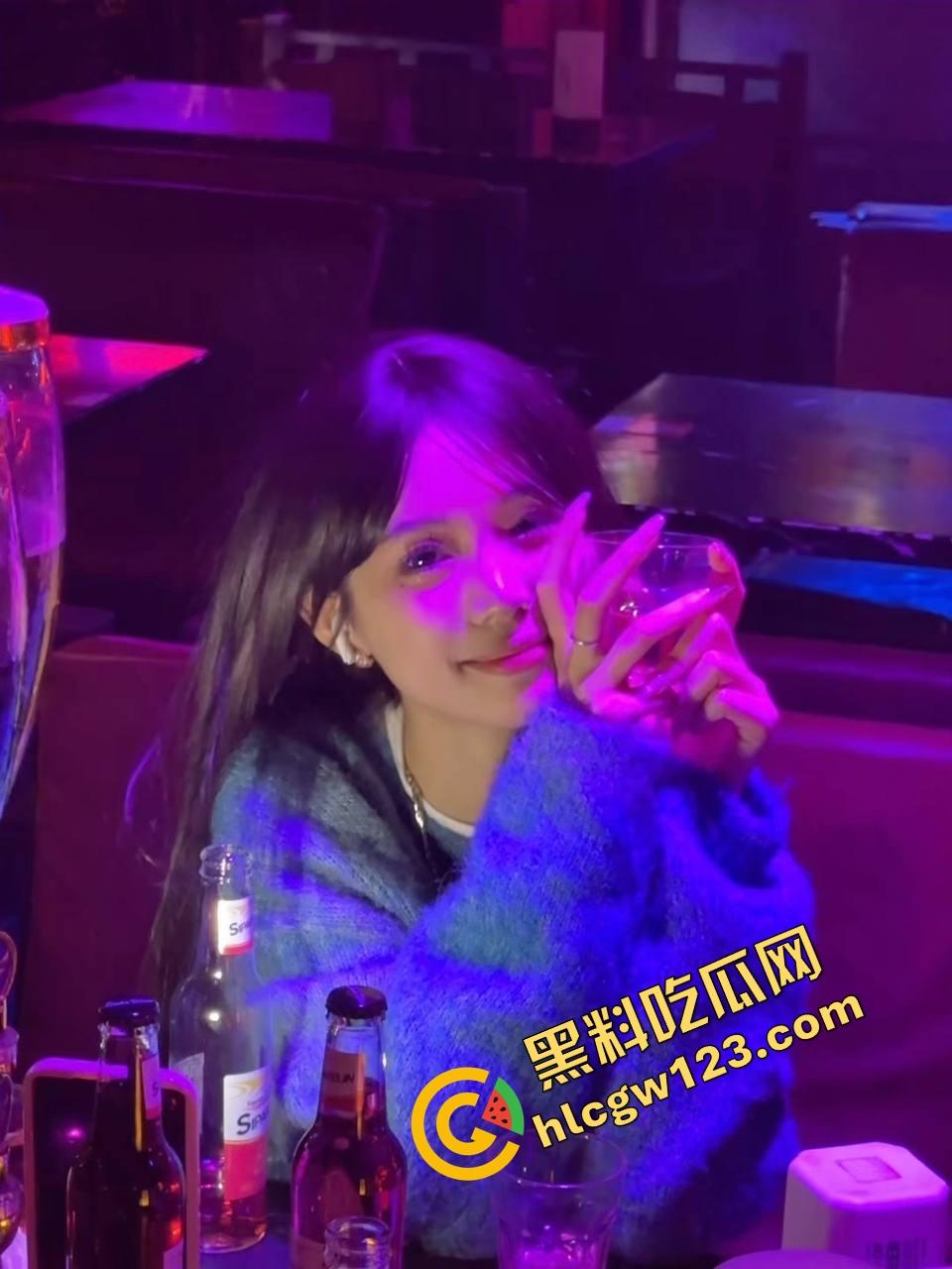 新能源车企都该看，ET6车震首秀野战出圈，白天渔网袜后备箱开干，厂家宣传说宣传能坐下两个人没骗人！  第5张