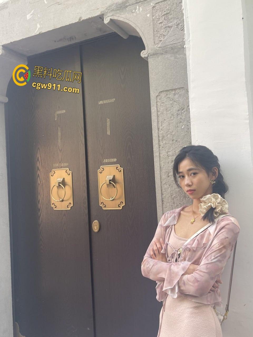 高颜值反差母狗【阡阡】，被男友调教视频流出，粉嫩骚逼黑丝高跟，全裸倒立一字马，撒尿淋身淫乱不堪！  第1张