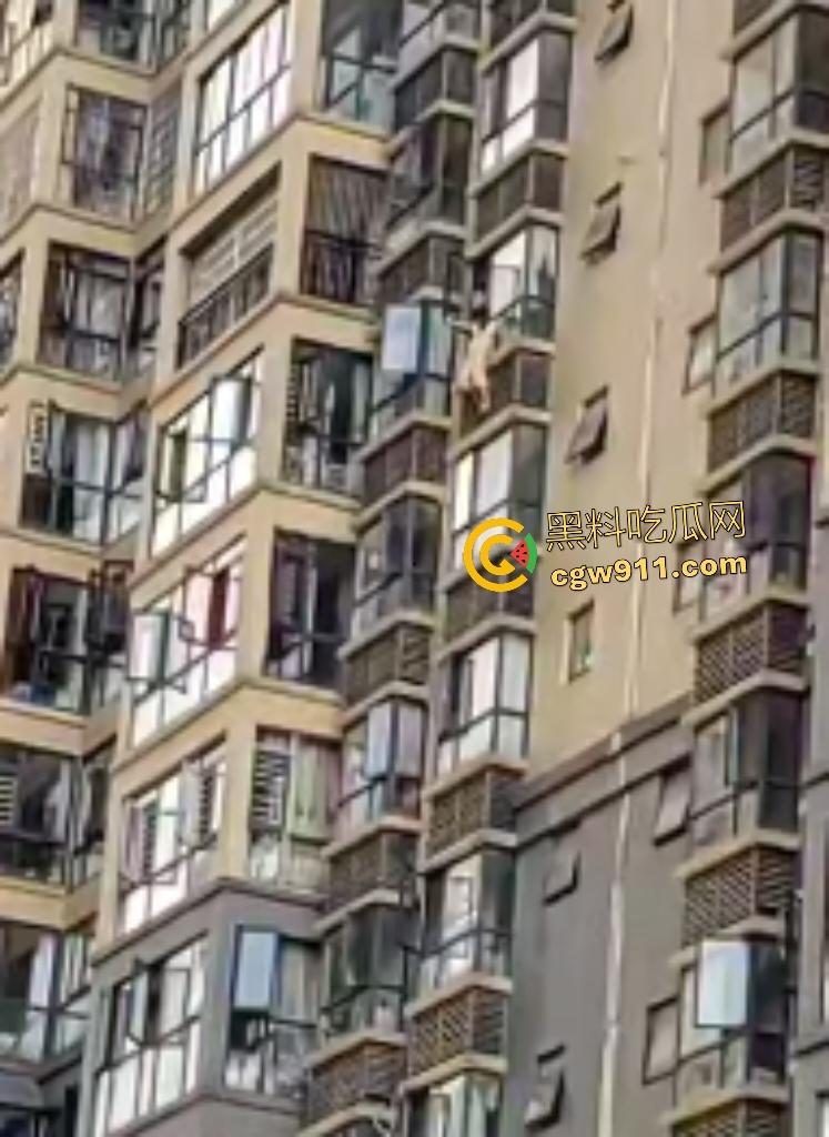 湖南武冈新广场跳楼惨剧！少女与姐姐吵架跳楼，围观万人悲喊“不要跳”，最后充气垫救命还是断腿！  第5张