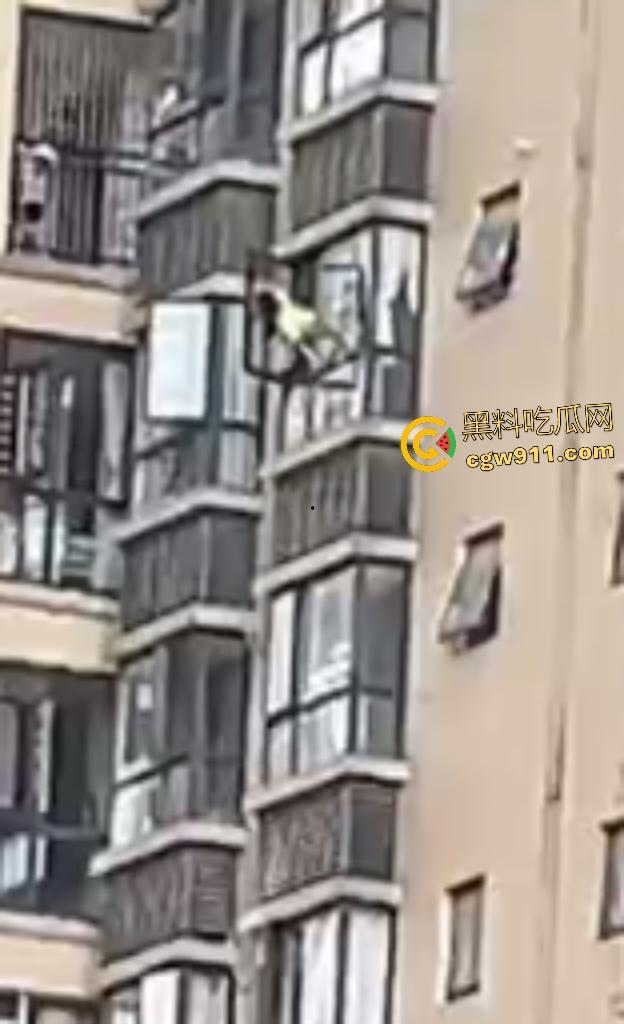 湖南武冈新广场跳楼惨剧！少女与姐姐吵架跳楼，围观万人悲喊“不要跳”，最后充气垫救命还是断腿！  第6张