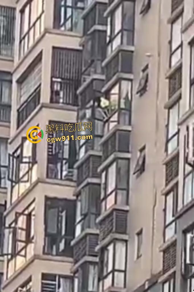 湖南武冈新广场跳楼惨剧！少女与姐姐吵架跳楼，围观万人悲喊“不要跳”，最后充气垫救命还是断腿！  第7张