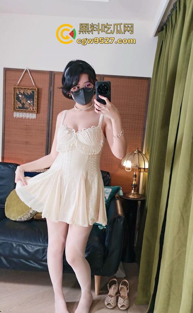 OnlyFans极品福利姬【奶咪】最新付费订阅视频曝光，高颜值反差女神，搭配闪光肛塞，搔首弄姿主动掰穴自慰！  第1张