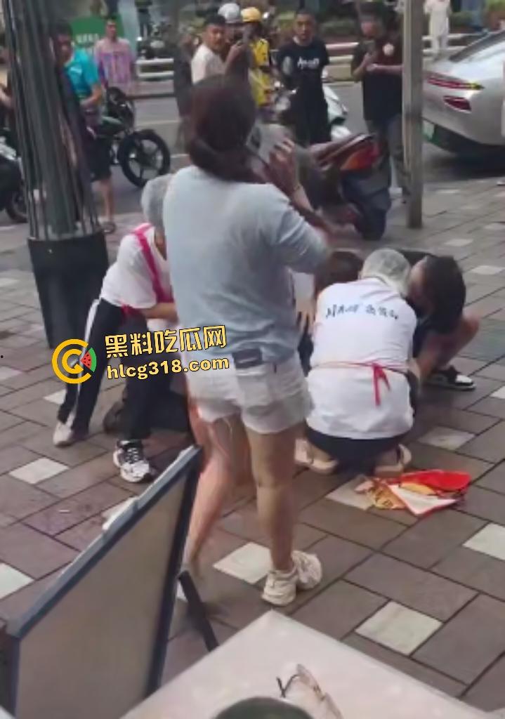 重庆两面馆老板因抢客直接拿刀互砍，刀光剑影之间观众身上无缘无故多了一身血！  第2张