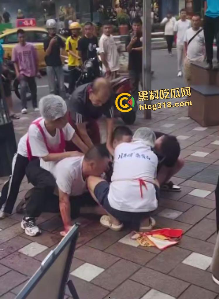 重庆两面馆老板因抢客直接拿刀互砍，刀光剑影之间观众身上无缘无故多了一身血！  第3张