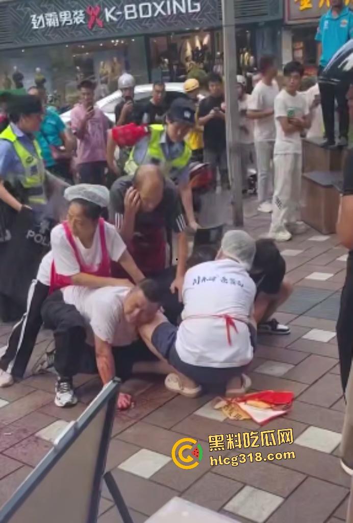 重庆两面馆老板因抢客直接拿刀互砍，刀光剑影之间观众身上无缘无故多了一身血！  第4张