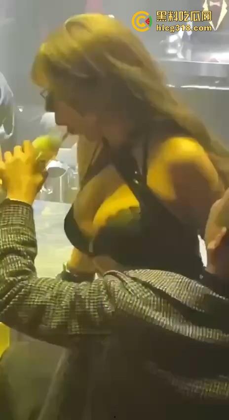 富二代怒砸2万拿下极品酒吧模特，口含酒瓶哪骚劲去哪了，刚刚有多骚在床上就被操得有多猛！  第2张