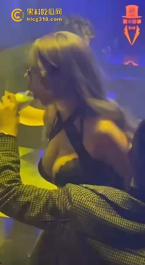 富二代怒砸2万拿下极品酒吧模特，口含酒瓶哪骚劲去哪了，刚刚有多骚在床上就被操得有多猛！  第3张