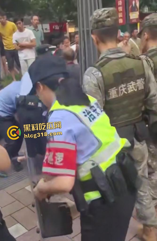 重庆两面馆老板因抢客直接拿刀互砍，刀光剑影之间观众身上无缘无故多了一身血！  第5张