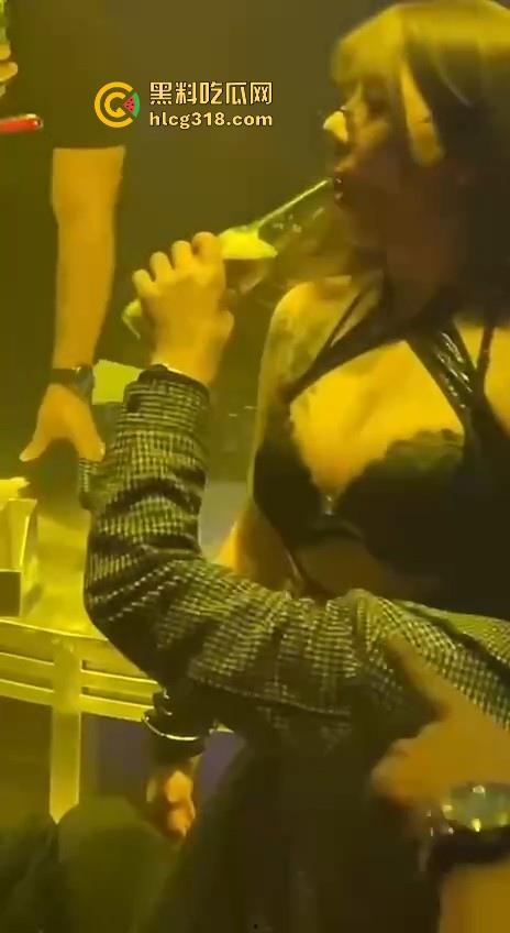 富二代怒砸2万拿下极品酒吧模特，口含酒瓶哪骚劲去哪了，刚刚有多骚在床上就被操得有多猛！  第4张