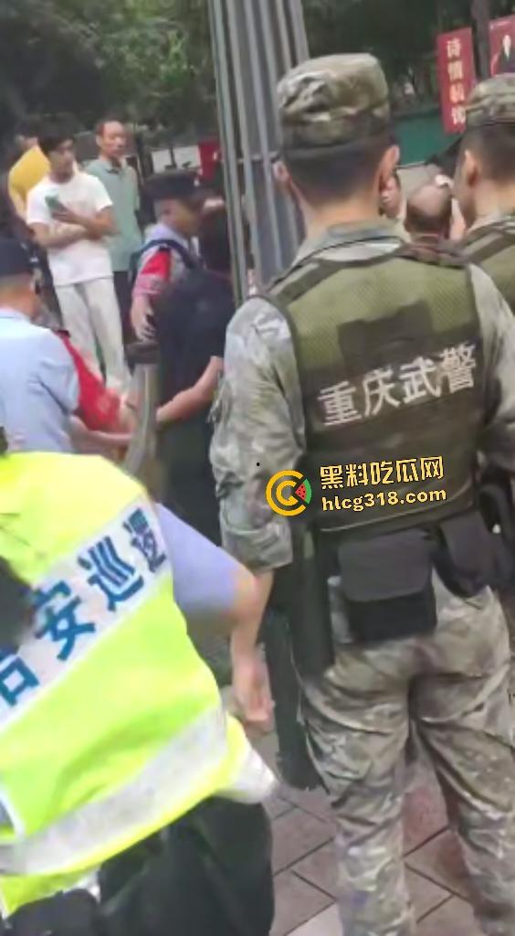 重庆两面馆老板因抢客直接拿刀互砍，刀光剑影之间观众身上无缘无故多了一身血！  第6张