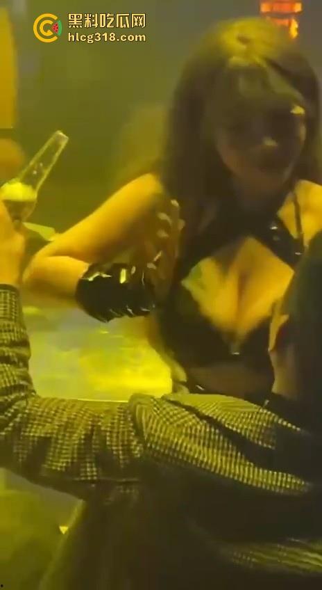 富二代怒砸2万拿下极品酒吧模特，口含酒瓶哪骚劲去哪了，刚刚有多骚在床上就被操得有多猛！  第5张