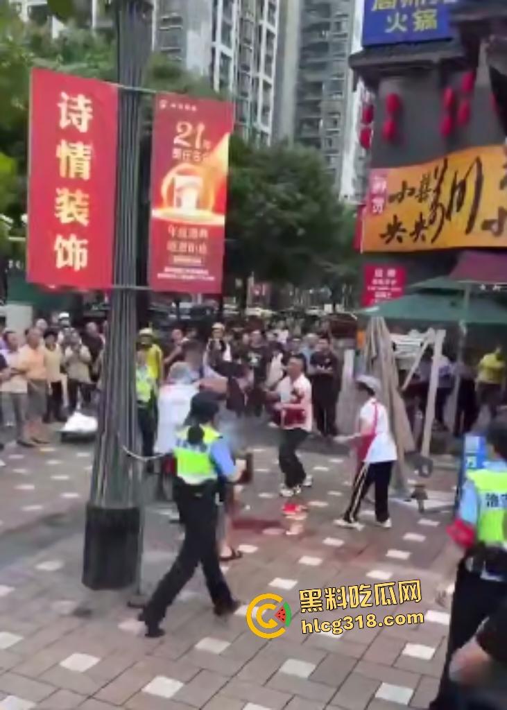 重庆两面馆老板因抢客直接拿刀互砍，刀光剑影之间观众身上无缘无故多了一身血！  第7张