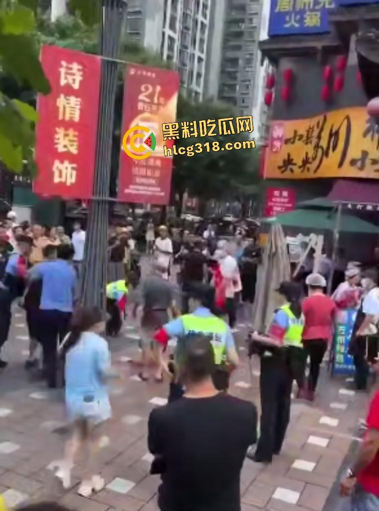 重庆两面馆老板因抢客直接拿刀互砍，刀光剑影之间观众身上无缘无故多了一身血！  第8张