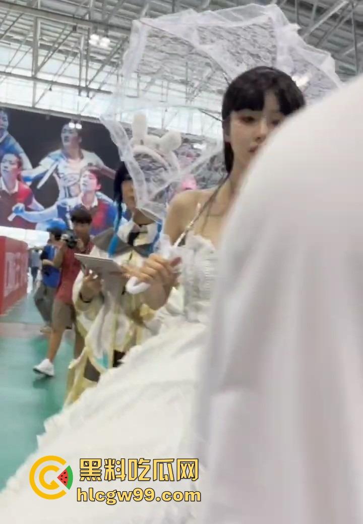 漫展福利拉满，双马尾JK女仆、白丝婚纱妹清纯亮相，抄底绅士们快冲，软萌萝莉妹子白内裤细节太绝！  第1张