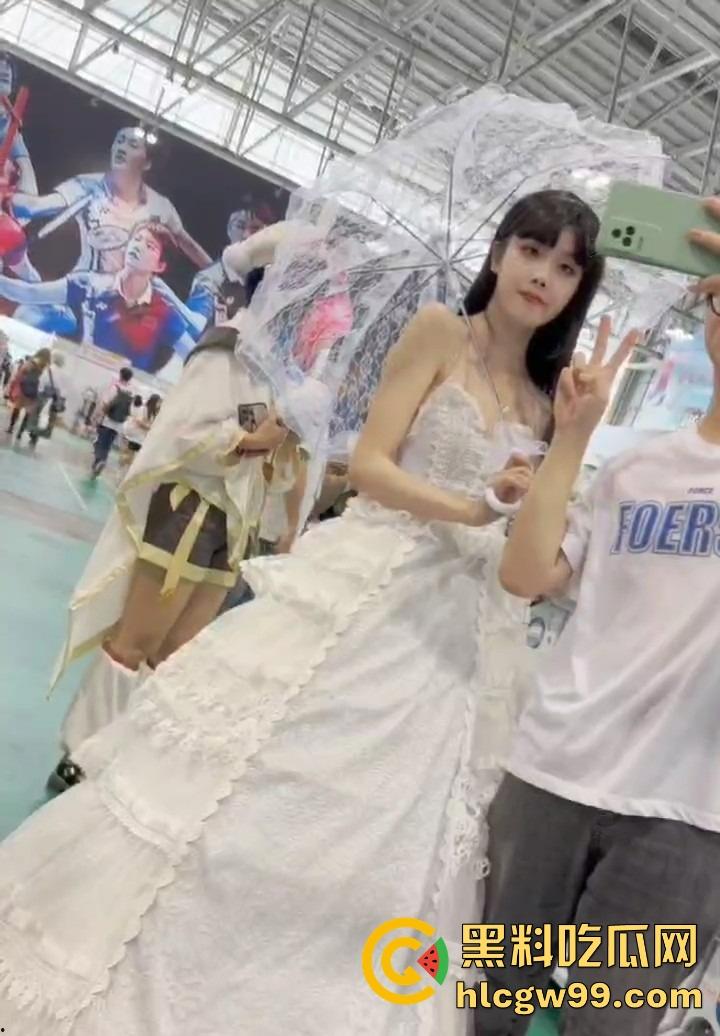 漫展福利拉满，双马尾JK女仆、白丝婚纱妹清纯亮相，抄底绅士们快冲，软萌萝莉妹子白内裤细节太绝！  第2张