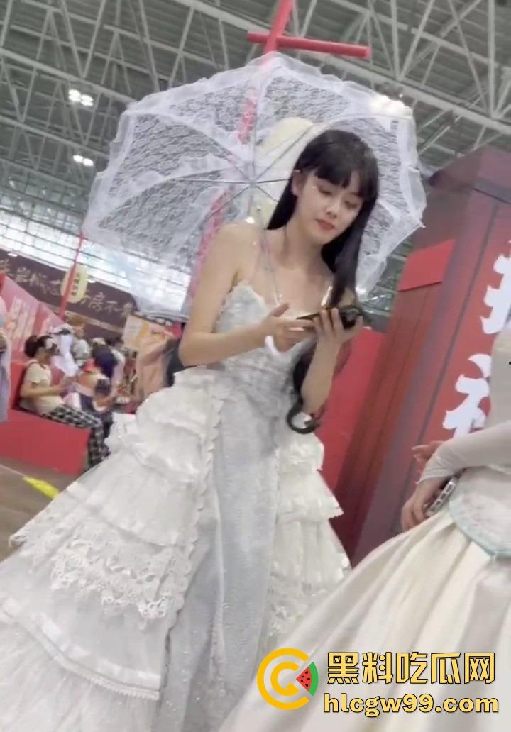 漫展福利拉满，双马尾JK女仆、白丝婚纱妹清纯亮相，抄底绅士们快冲，软萌萝莉妹子白内裤细节太绝！  第3张