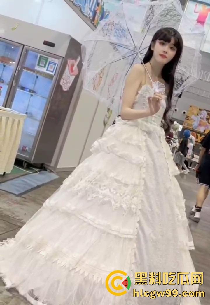 漫展福利拉满，双马尾JK女仆、白丝婚纱妹清纯亮相，抄底绅士们快冲，软萌萝莉妹子白内裤细节太绝！  第4张