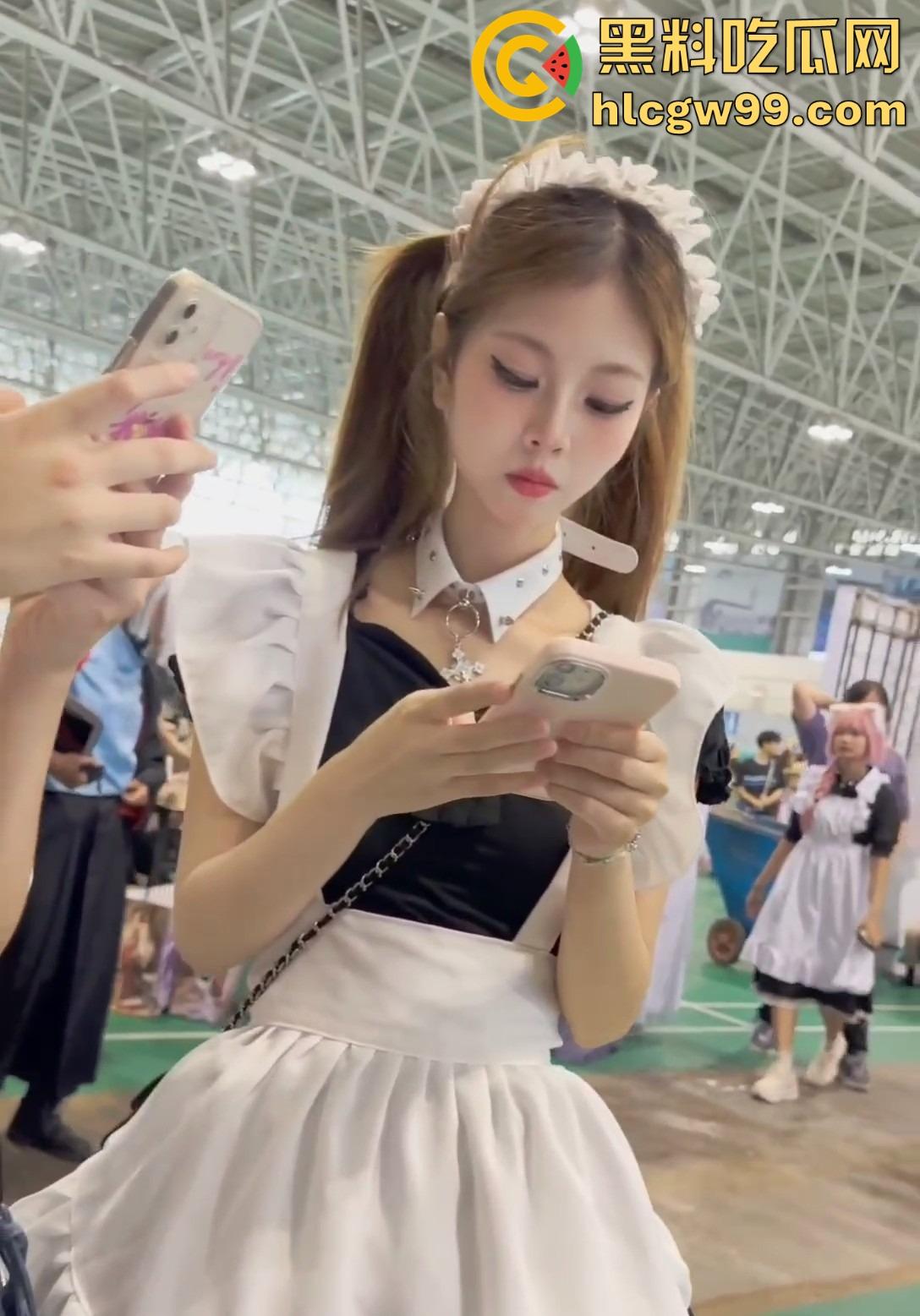 漫展福利拉满，双马尾JK女仆、白丝婚纱妹清纯亮相，抄底绅士们快冲，软萌萝莉妹子白内裤细节太绝！  第5张