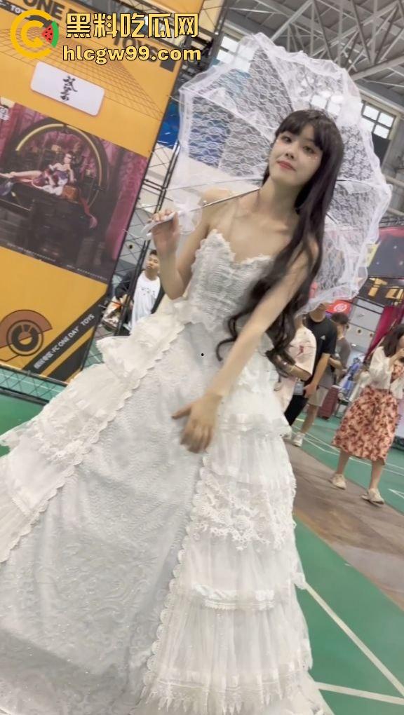 漫展福利拉满，双马尾JK女仆、白丝婚纱妹清纯亮相，抄底绅士们快冲，软萌萝莉妹子白内裤细节太绝！  第7张