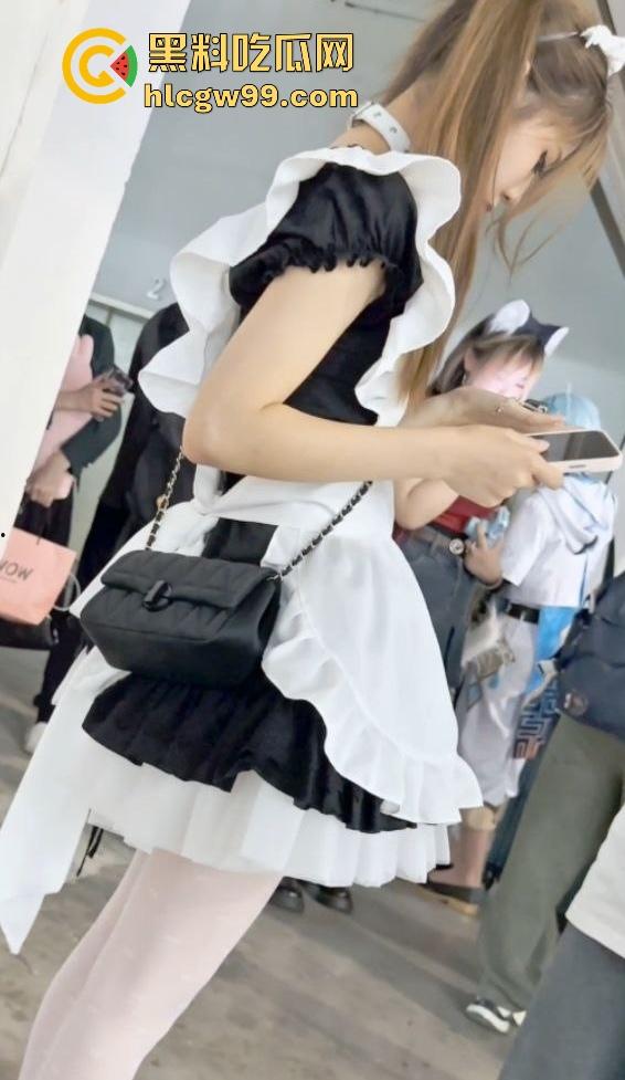 漫展福利拉满，双马尾JK女仆、白丝婚纱妹清纯亮相，抄底绅士们快冲，软萌萝莉妹子白内裤细节太绝！  第8张