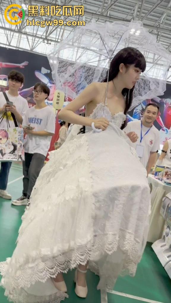 漫展福利拉满，双马尾JK女仆、白丝婚纱妹清纯亮相，抄底绅士们快冲，软萌萝莉妹子白内裤细节太绝！  第9张