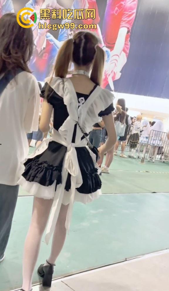 漫展福利拉满，双马尾JK女仆、白丝婚纱妹清纯亮相，抄底绅士们快冲，软萌萝莉妹子白内裤细节太绝！  第10张