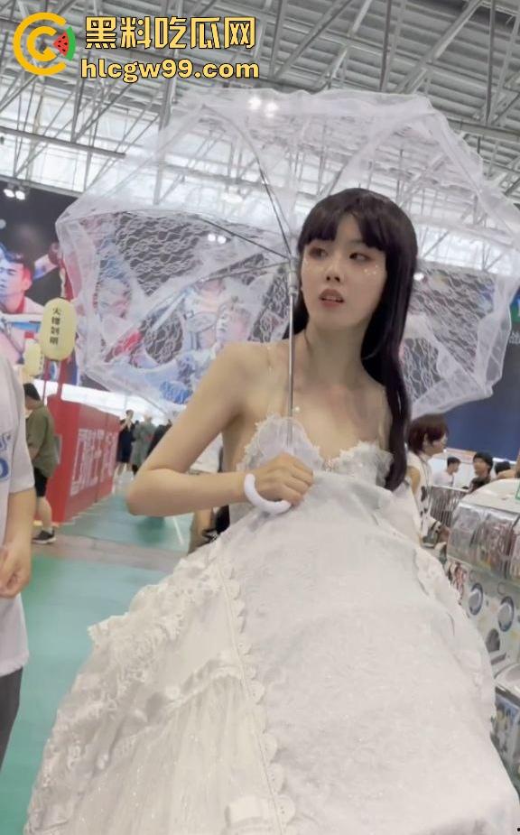 漫展福利拉满，双马尾JK女仆、白丝婚纱妹清纯亮相，抄底绅士们快冲，软萌萝莉妹子白内裤细节太绝！  第11张