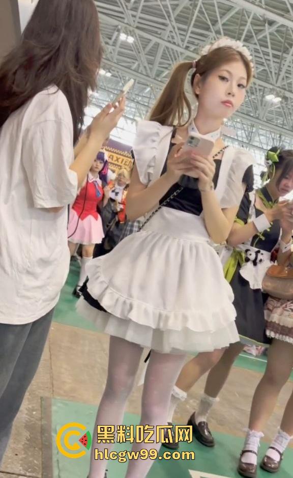 漫展福利拉满，双马尾JK女仆、白丝婚纱妹清纯亮相，抄底绅士们快冲，软萌萝莉妹子白内裤细节太绝！  第12张