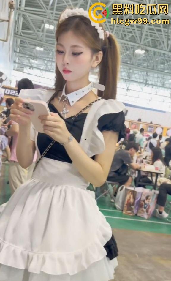 漫展福利拉满，双马尾JK女仆、白丝婚纱妹清纯亮相，抄底绅士们快冲，软萌萝莉妹子白内裤细节太绝！  第14张