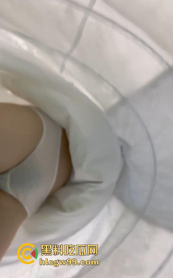 漫展福利拉满，双马尾JK女仆、白丝婚纱妹清纯亮相，抄底绅士们快冲，软萌萝莉妹子白内裤细节太绝！  第20张