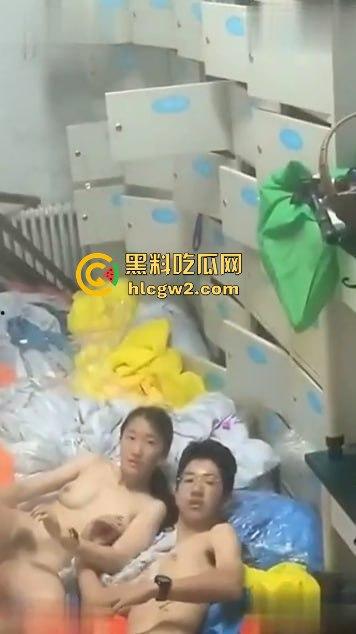 大连市第24中学两学生仓库做爱被偷拍！被同学抓拍两人尴尬瞬间，表情呆萌传遍全市，副校长也看了！  第4张