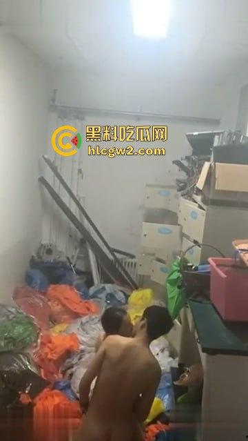 大连市第24中学两学生仓库做爱被偷拍！被同学抓拍两人尴尬瞬间，表情呆萌传遍全市，副校长也看了！  第6张