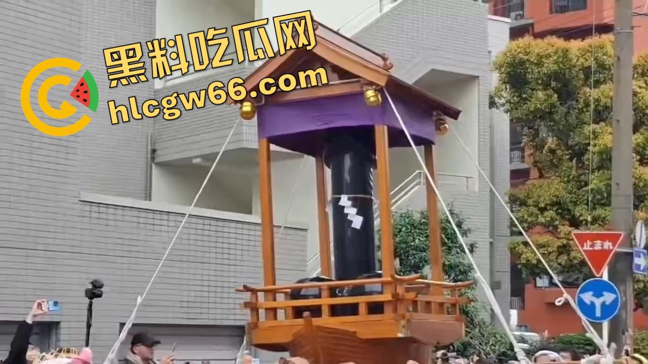日本金枪节你见过没？川崎市年度阴茎大游行，全城举着老二走街串巷，还能边走边吃小弟造型章鱼烧？  第1张