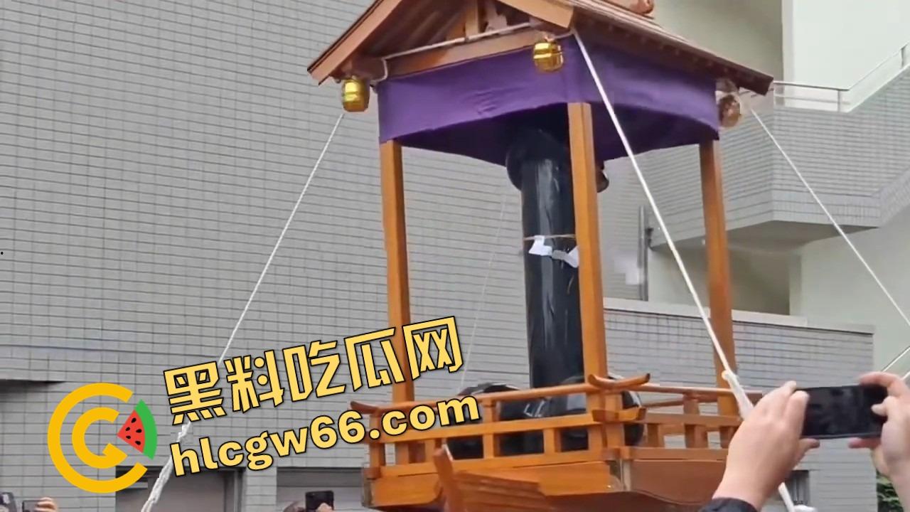 日本金枪节你见过没？川崎市年度阴茎大游行，全城举着老二走街串巷，还能边走边吃小弟造型章鱼烧？  第2张