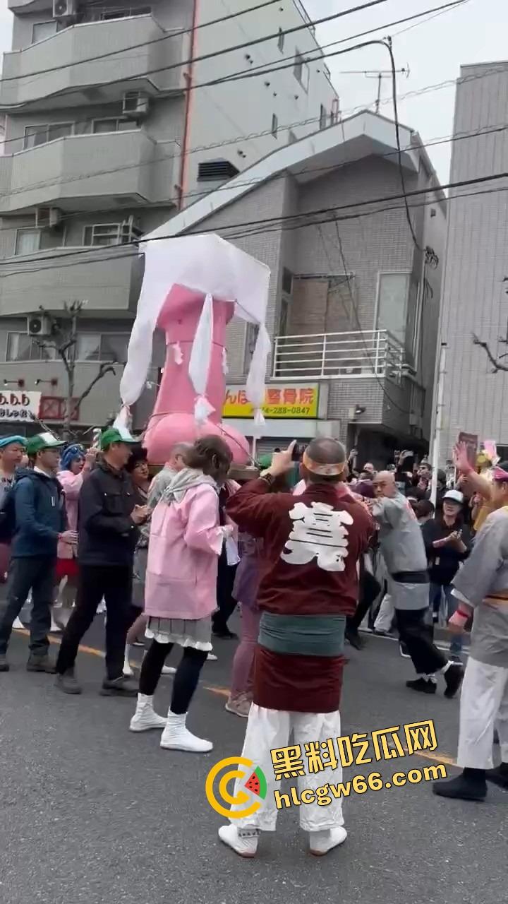 日本金枪节你见过没？川崎市年度阴茎大游行，全城举着老二走街串巷，还能边走边吃小弟造型章鱼烧？  第5张