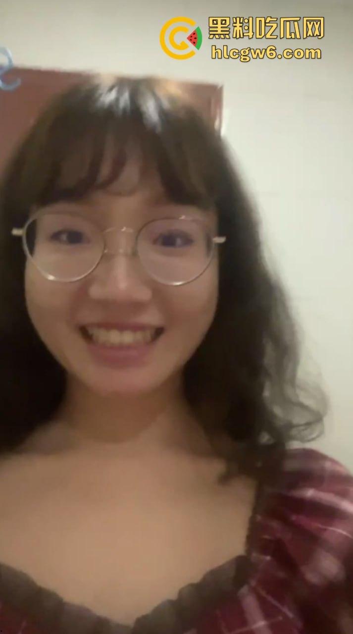 重庆工程学院骚货【陈润梅】与男友同居自摄洗澡做爱视频 本想记录美好恋爱生活 没想到分手被曝光！  第3张