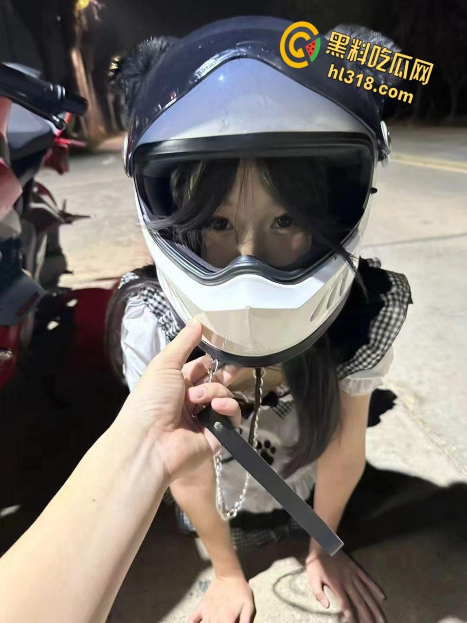 机车圈总是让人意想不到，春风车主完成主人的任务，性感黑丝女仆跪地任人调教，当街栓狗溜圈 ！  第3张