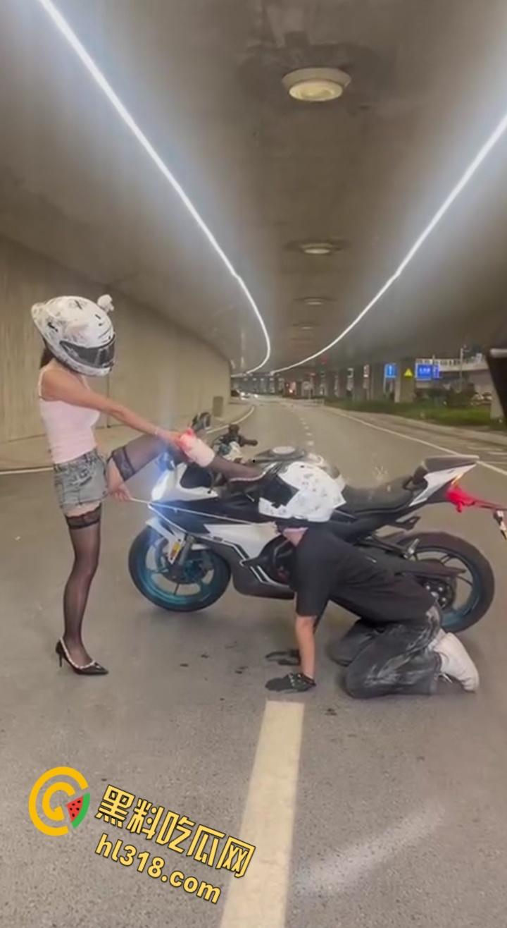 机车圈总是让人意想不到，春风车主完成主人的任务，性感黑丝女仆跪地任人调教，当街栓狗溜圈 ！  第8张