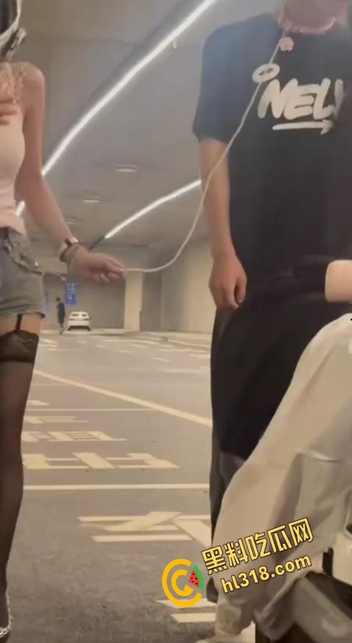 机车圈总是让人意想不到，春风车主完成主人的任务，性感黑丝女仆跪地任人调教，当街栓狗溜圈 ！  第9张