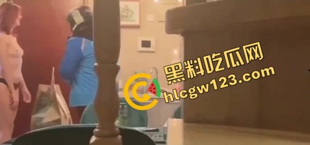 主人命令她勾引外卖小哥，她脱光了他却背过身，饿了么小哥怒斥我只是来送饭的，别搞这出！  第7张