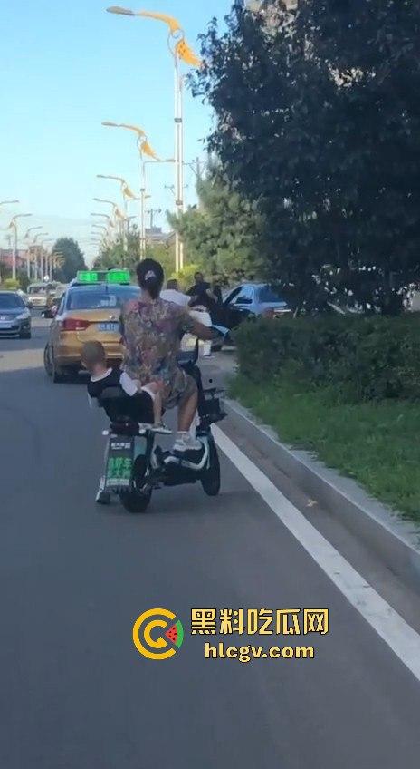 史上最猛路怒症！匕首对砍西瓜刀，手断了还往前冲！勇猛还是傻？让人看得直呼服了！  第1张