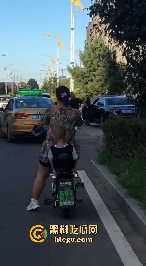 史上最猛路怒症！匕首对砍西瓜刀，手断了还往前冲！勇猛还是傻？让人看得直呼服了！  第2张