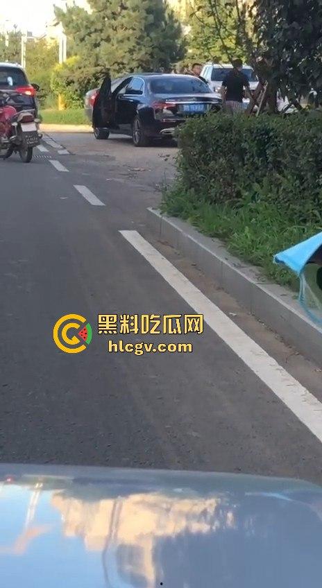 史上最猛路怒症！匕首对砍西瓜刀，手断了还往前冲！勇猛还是傻？让人看得直呼服了！  第4张