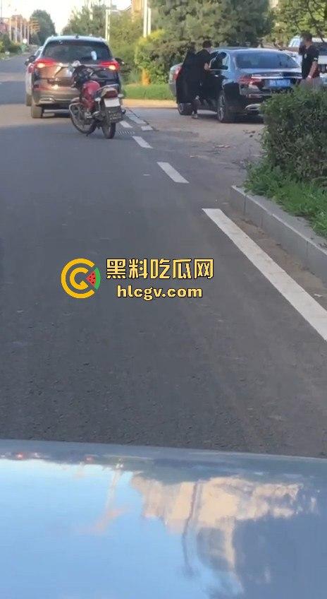 史上最猛路怒症！匕首对砍西瓜刀，手断了还往前冲！勇猛还是傻？让人看得直呼服了！  第5张