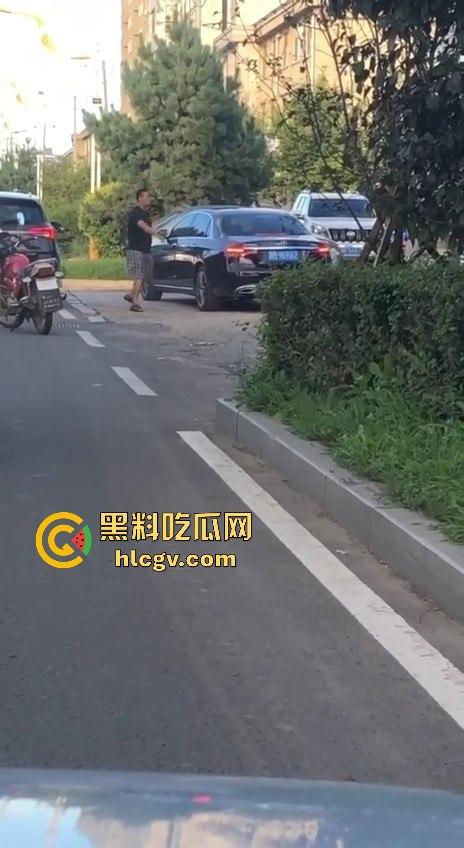 史上最猛路怒症！匕首对砍西瓜刀，手断了还往前冲！勇猛还是傻？让人看得直呼服了！  第6张