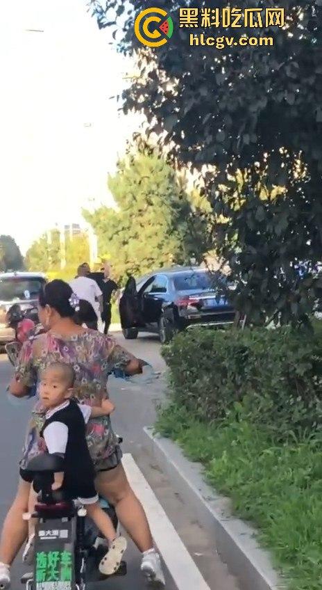 史上最猛路怒症！匕首对砍西瓜刀，手断了还往前冲！勇猛还是傻？让人看得直呼服了！  第7张